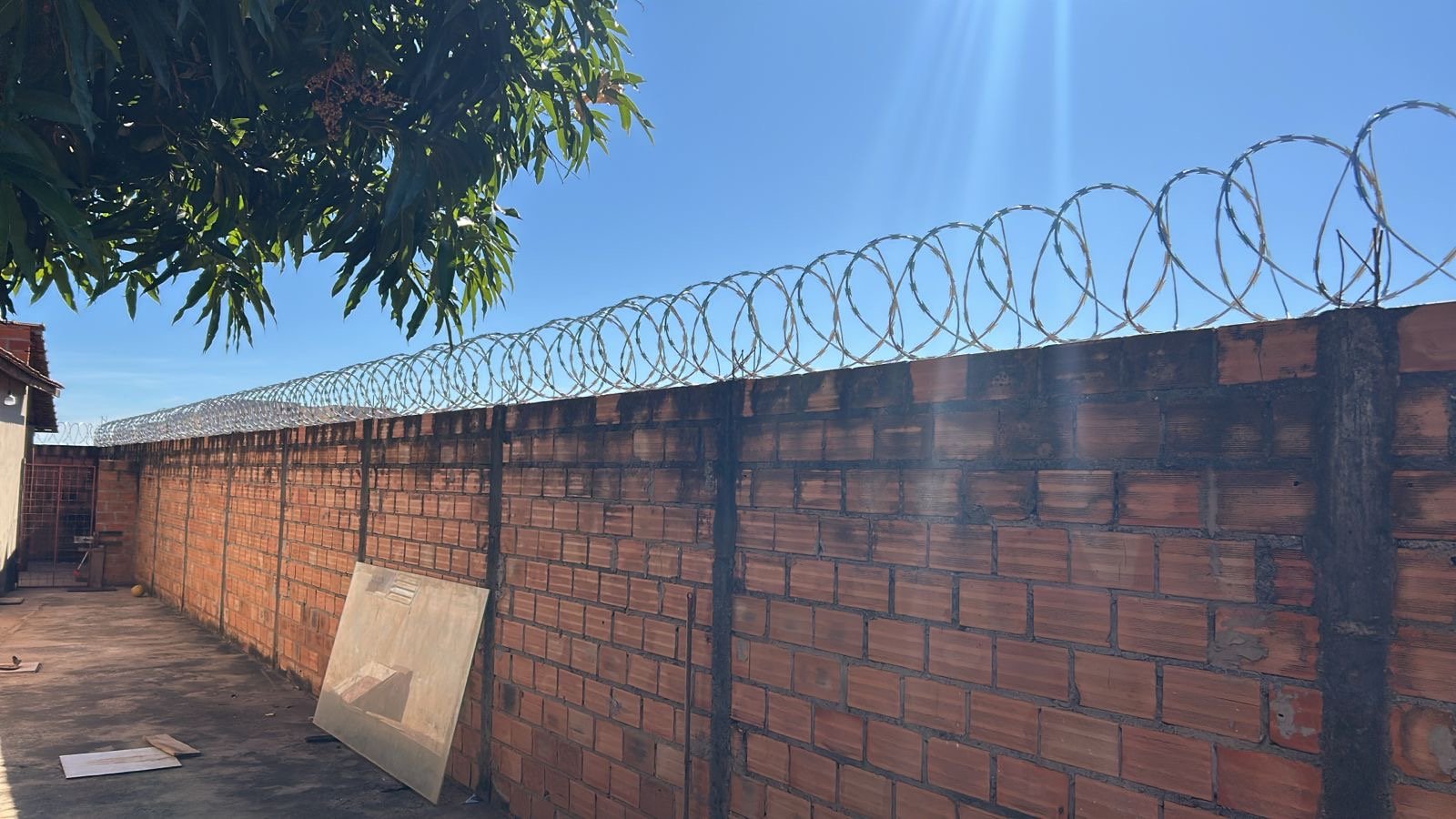 Concertina instalada em muro de tijolo
