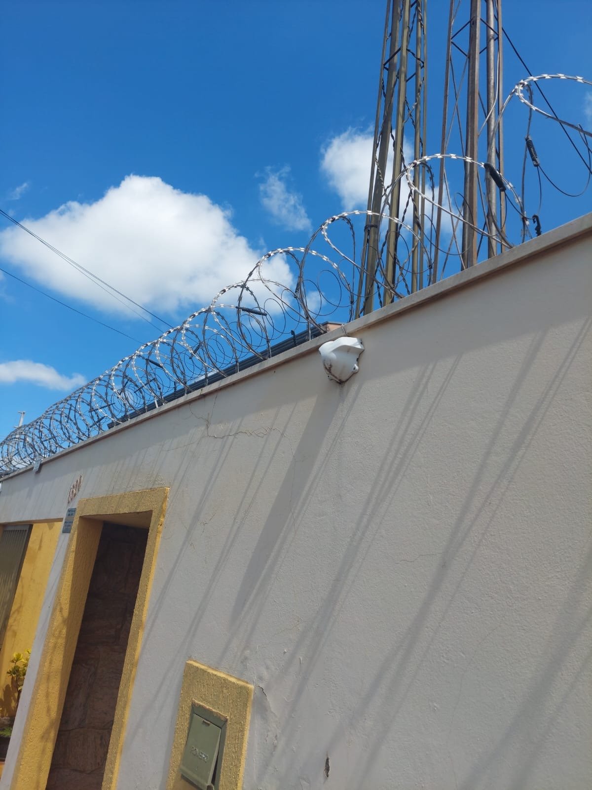 Instalação de concertina em muro residencial em Araraquara